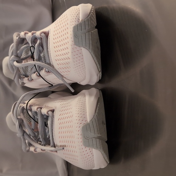 Womens under armour shoes/ size 6.5 - Picture 7 of 8